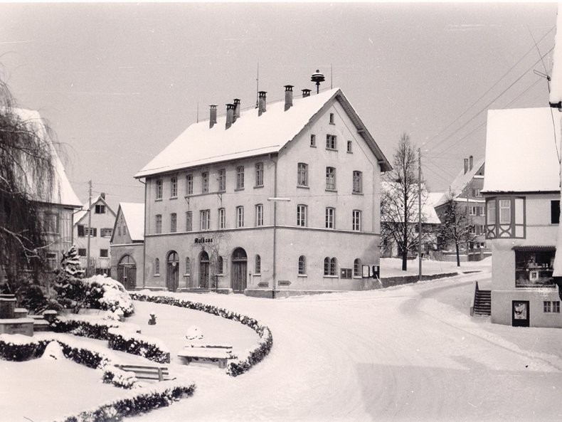 Altes Rathaus im Winter mit Schnee